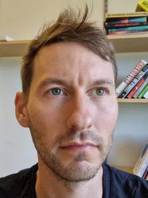 Image showing Kristoffer Ekberg in front of bookshelf 